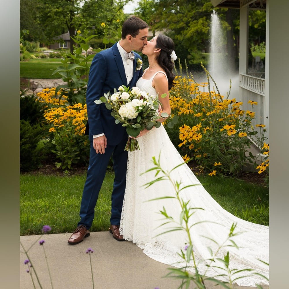 Made with Love Lace Wedding Gown (Ivory Size 2) - Picture 11 of 16